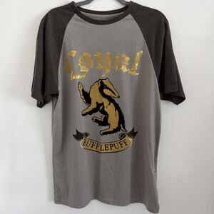 Harry Potter Hufflepuff Sz M Loyal Badger Universal Studios Gray T-Shirt Raglan
